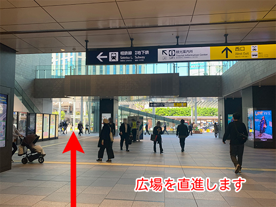 広場に出ますのでそのまま直進してください。
